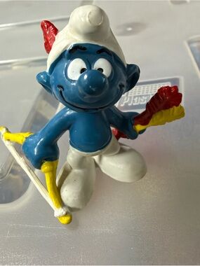Vintage Smurf 1978 PEYO Archer Bow & Arrows Collectible Action Figure.